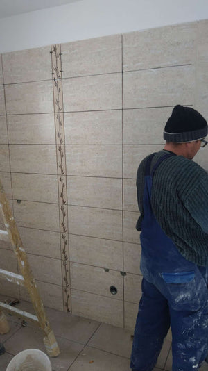 Montage de finitions, apprêt et réparations pour les murs et les plafonds du projet de maison à Domnesti thumbnail