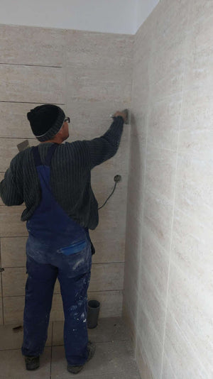 Montage de finitions, apprêt et réparations pour les murs et les plafonds du projet de maison à Domnesti thumbnail
