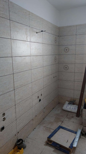 Montage de finitions, apprêt et réparations pour les murs et les plafonds du projet de maison à Domnesti thumbnail