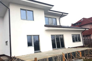 Montage de fenêtres et de portes en double vitrage pour un projet de maison en métal de 260 mètres carrés thumbnail