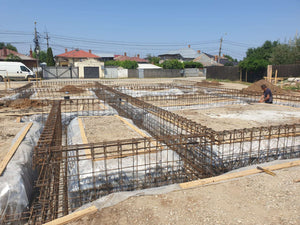 Montage de poutres d'armature pour la fondation d'une maison en briques de 386 mètres carrés à Bucarest thumbnail