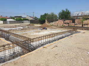 Montage de poutres d'armature pour la fondation d'une maison en briques de 386 mètres carrés à Bucarest thumbnail