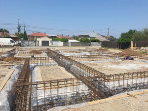 Montage de poutres d'armature pour la fondation d'une maison en briques de 386 mètres carrés à Bucarest thumbnail