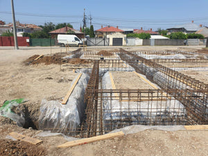 Montage de poutres d'armature pour la fondation d'une maison en briques de 386 mètres carrés à Bucarest thumbnail