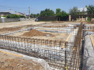 Montage de poutres d'armature pour la fondation d'une maison en briques de 386 mètres carrés à Bucarest thumbnail