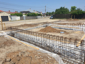 Montage de poutres d'armature pour la fondation d'une maison en briques de 386 mètres carrés à Bucarest thumbnail