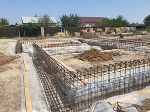 Montage de poutres d'armature pour la fondation d'une maison en briques de 386 mètres carrés à Bucarest thumbnail