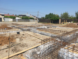 Montage de poutres d'armature pour la fondation d'une maison en briques de 386 mètres carrés à Bucarest thumbnail