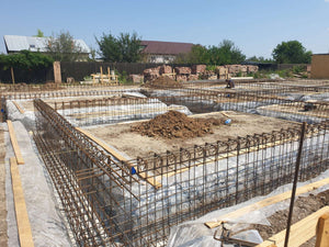 Montage de poutres d'armature pour la fondation d'une maison en briques de 386 mètres carrés à Bucarest thumbnail