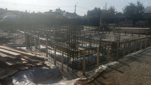 Montage de poutres d'armature pour la fondation d'une maison en briques de 386 mètres carrés à Bucarest thumbnail