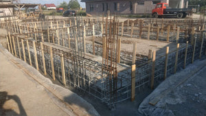Montage de poutres d'armature pour la fondation d'une maison en briques de 386 mètres carrés à Bucarest thumbnail