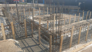 Montage de poutres d'armature pour la fondation d'une maison en briques de 386 mètres carrés à Bucarest thumbnail