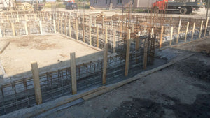 Montage de poutres d'armature pour la fondation d'une maison en briques de 386 mètres carrés à Bucarest thumbnail
