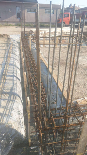 Montage de poutres d'armature pour la fondation d'une maison en briques de 386 mètres carrés à Bucarest thumbnail