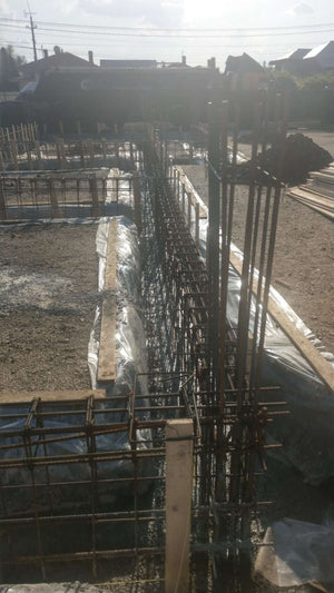 Montage de poutres d'armature pour la fondation d'une maison en briques de 386 mètres carrés à Bucarest thumbnail