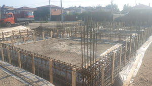 Montage de poutres d'armature pour la fondation d'une maison en briques de 386 mètres carrés à Bucarest thumbnail