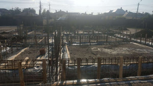 Montage de poutres d'armature pour la fondation d'une maison en briques de 386 mètres carrés à Bucarest thumbnail