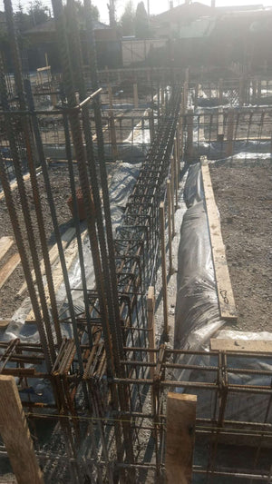 Montage de poutres d'armature pour la fondation d'une maison en briques de 386 mètres carrés à Bucarest thumbnail