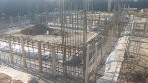 Montage de poutres d'armature pour la fondation d'une maison en briques de 386 mètres carrés à Bucarest thumbnail