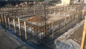 Montage de poutres d'armature pour la fondation d'une maison en briques de 386 mètres carrés à Bucarest thumbnail