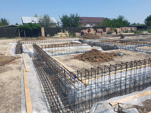 Montage de poutres d'armature pour la fondation d'une maison en briques de 386 mètres carrés à Bucarest thumbnail