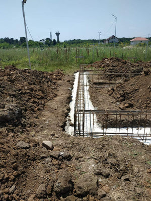 Montage de poutres de fondation pour la construction d'une maison en métal de 106 mètres carrés thumbnail
