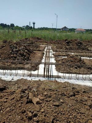 Montage de poutres de fondation pour la construction d'une maison en métal de 106 mètres carrés thumbnail