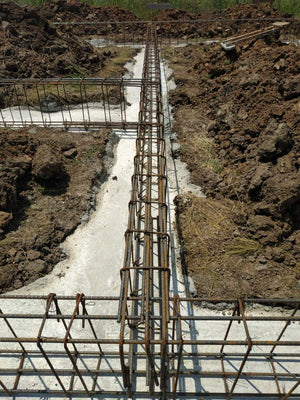 Montage de poutres de fondation pour la construction d'une maison en métal de 106 mètres carrés thumbnail