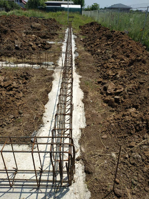 Montage de poutres de fondation pour la construction d'une maison en métal de 106 mètres carrés thumbnail