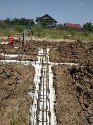 Montage de poutres de fondation pour la construction d'une maison en métal de 106 mètres carrés thumbnail