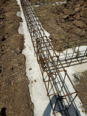Montage de poutres de fondation pour la construction d'une maison en métal de 106 mètres carrés thumbnail