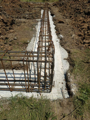 Montage de poutres de fondation pour la construction d'une maison en métal de 106 mètres carrés thumbnail