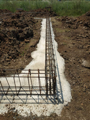 Montage de poutres de fondation pour la construction d'une maison en métal de 106 mètres carrés thumbnail