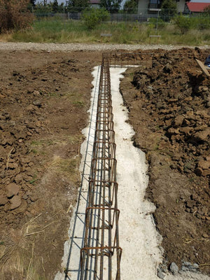 Montage de poutres de fondation pour la construction d'une maison en métal de 106 mètres carrés thumbnail