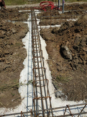 Montage de poutres de fondation pour la construction d'une maison en métal de 106 mètres carrés thumbnail