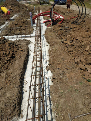 Montage de poutres de fondation pour la construction d'une maison en métal de 106 mètres carrés thumbnail