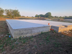 Montage en cours de la structure métallique pour 2 maisons de plain-pied de 122 mètres carrés chacune thumbnail