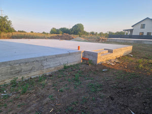 Montage en cours de la structure métallique pour 2 maisons de plain-pied de 122 mètres carrés chacune thumbnail