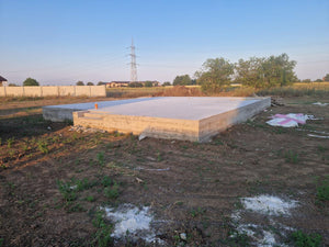 Montage en cours de la structure métallique pour 2 maisons de plain-pied de 122 mètres carrés chacune thumbnail