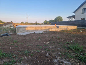 Montage en cours de la structure métallique pour 2 maisons de plain-pied de 122 mètres carrés chacune thumbnail