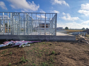 Montage en cours de la structure métallique pour 2 maisons de plain-pied de 122 mètres carrés chacune thumbnail
