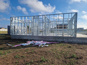 Montage en cours de la structure métallique pour 2 maisons de plain-pied de 122 mètres carrés chacune thumbnail