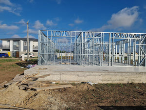 Montage en cours de la structure métallique pour 2 maisons de plain-pied de 122 mètres carrés chacune thumbnail