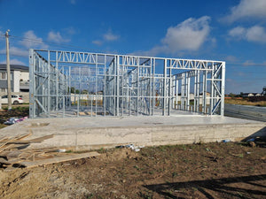 Montage en cours de la structure métallique pour 2 maisons de plain-pied de 122 mètres carrés chacune thumbnail