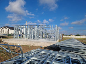 Montage en cours de la structure métallique pour 2 maisons de plain-pied de 122 mètres carrés chacune thumbnail