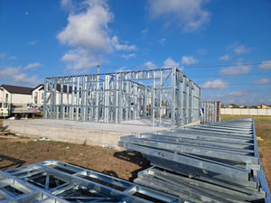 Montage en cours de la structure métallique pour 2 maisons de plain-pied de 122 mètres carrés chacune thumbnail