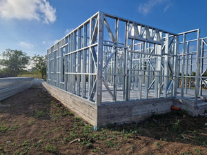 Montage en cours de la structure métallique pour 2 maisons de plain-pied de 122 mètres carrés chacune thumbnail