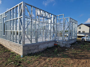Montage en cours de la structure métallique pour 2 maisons de plain-pied de 122 mètres carrés chacune thumbnail