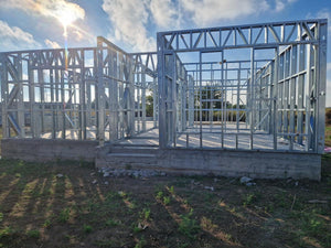 Montage en cours de la structure métallique pour 2 maisons de plain-pied de 122 mètres carrés chacune thumbnail