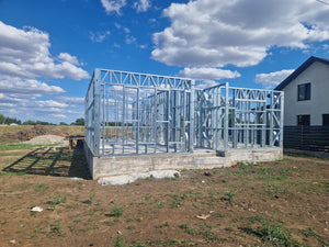 Montage en cours de la structure métallique pour 2 maisons de plain-pied de 122 mètres carrés chacune thumbnail